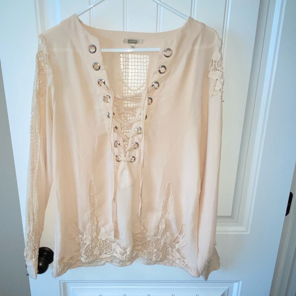gimmicks by BKE Tops - Gorgeous lace BUCKLE Blouse